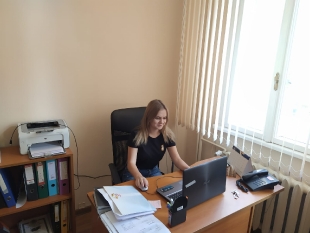 Agnieszka w trakcie przygotowywania oferty turystycznej dla klienta biura podróży Lale tour.