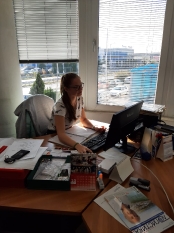 Julia w firmie logistycznej Rhenus Bułgaria podczas uzupełniania bazy danych klientów firmy.