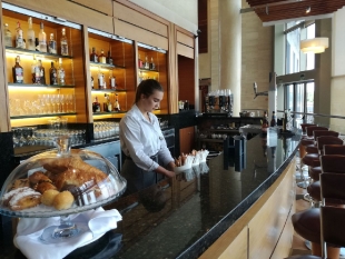 Daryna podczas wykonywania swoich obowiązków w Melia Valencia Palacio de Congresos Prodisotel S.A.Uczennica w tym dniu pracuje w hotelowej kawiarni.